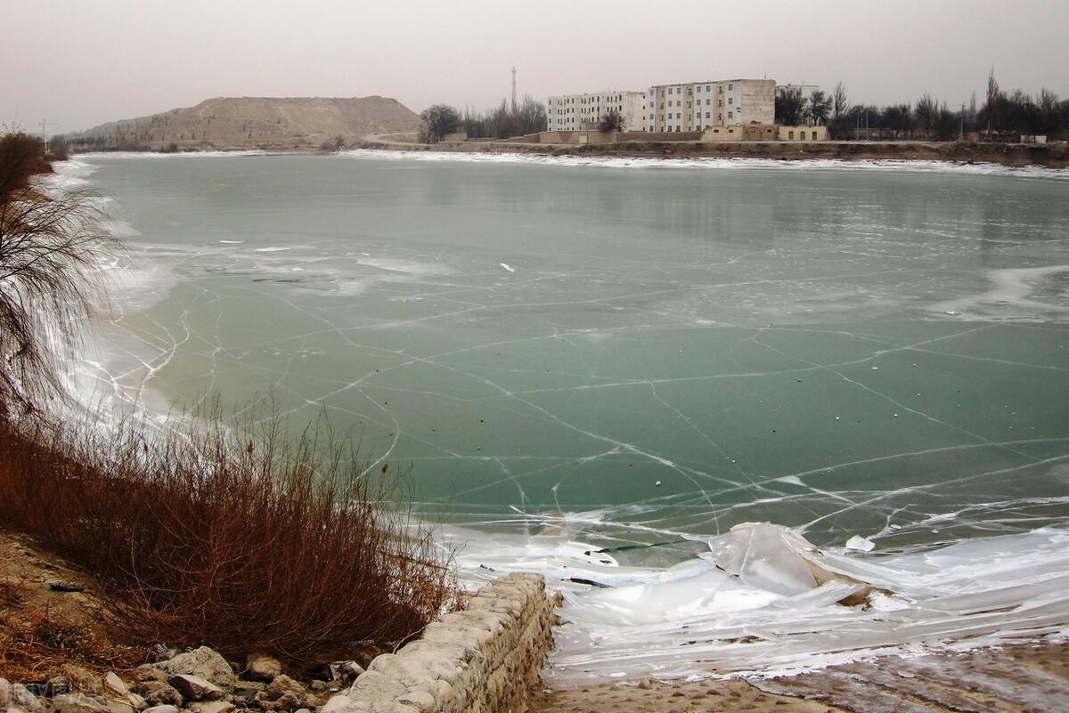 立冬交十月小雪地封严雪的形成是什么现象？