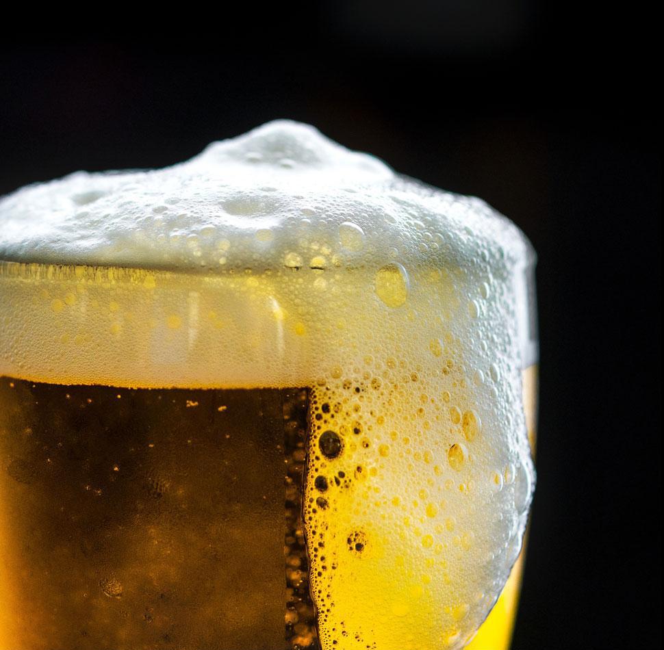 为什么大多数的啤酒都是黄色的？啤酒的颜色是从哪里来的呢？