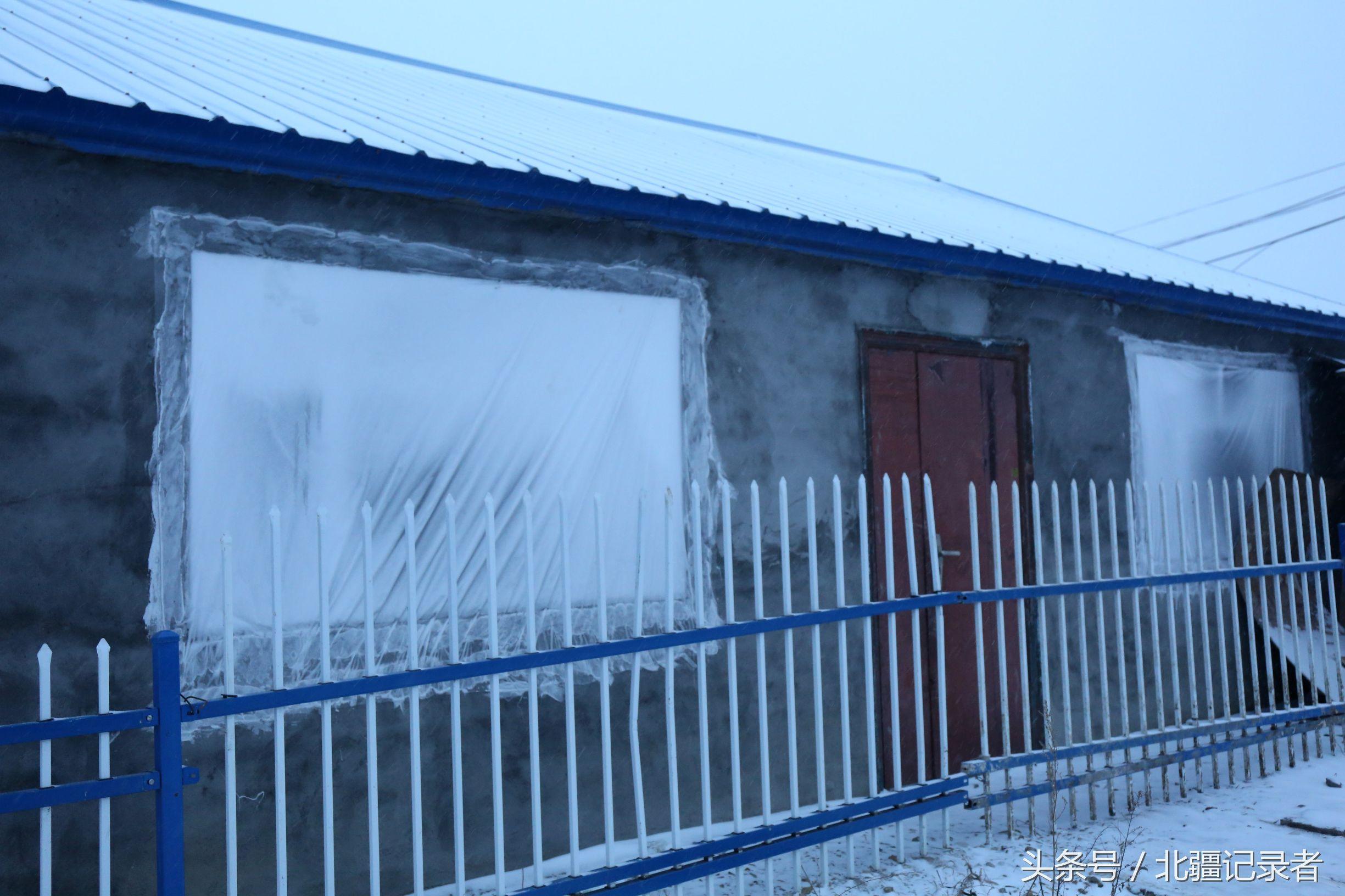 东北小屯子被白雪覆盖,宅基地有半晌地大,车子披棉被,街道空空