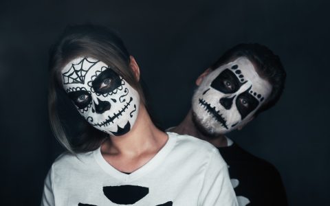 面具下的伪装高中作文素材:镜中人