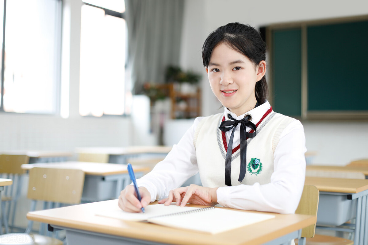 初中满分作文《成长要学会承担》小说世界虚幻,成长学会承担
