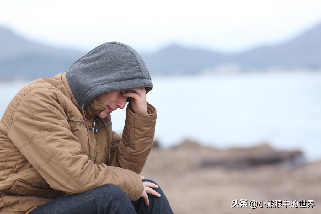 我们就是戴着面具的小丑，自以为是地跳着孤独的舞蹈