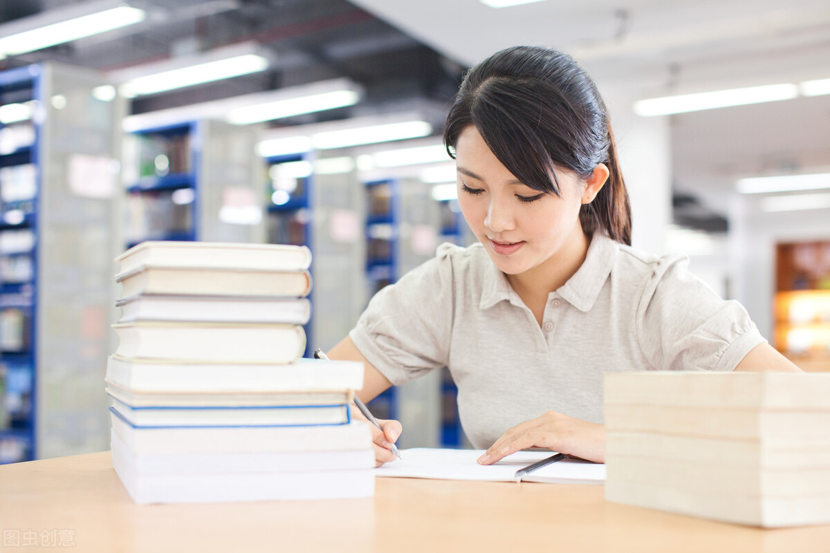 初中满分作文《成长要学会承担》小说世界虚幻，成长学会承担