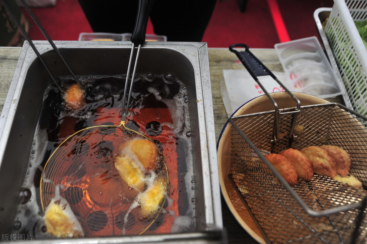 介绍家乡美食的优秀小学满分作文范文800字左右:美食街-小学作文-电子课本网 介绍家乡美食的优秀小学满分作文范文800字左右:美食街-小学作文