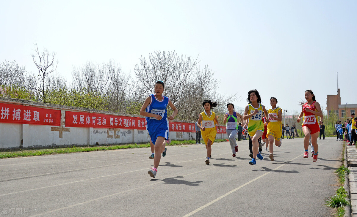 小学满分作文《操场上的一幕》