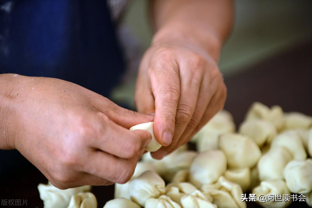 一箪食,一瓢饮,在陋巷,人不堪其忧,回也不改其乐的意思