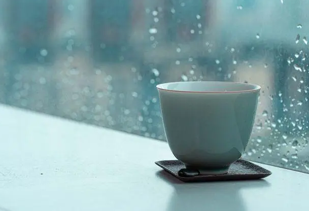 下雨天喝茶的短句子10句，感受慢下来的时光