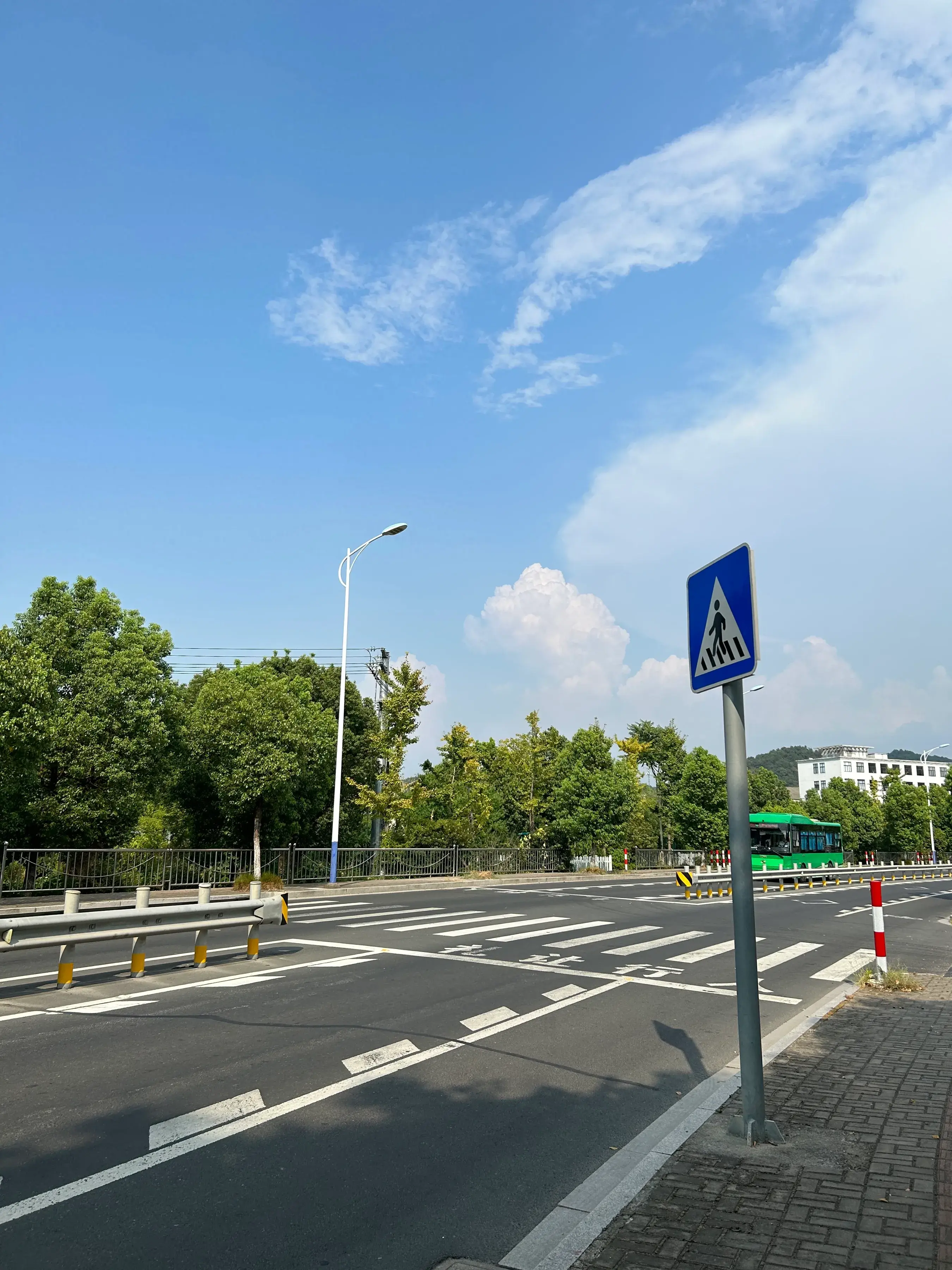 逛街作文1000字小学优秀习作(一个人逛街)-小学作文-电子课本网 逛街作文1000字小学优秀习作(一个人逛街)-小学作文