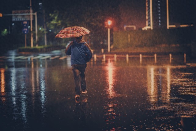 享受下雨天的心情短语20句，雨天该有的浪漫