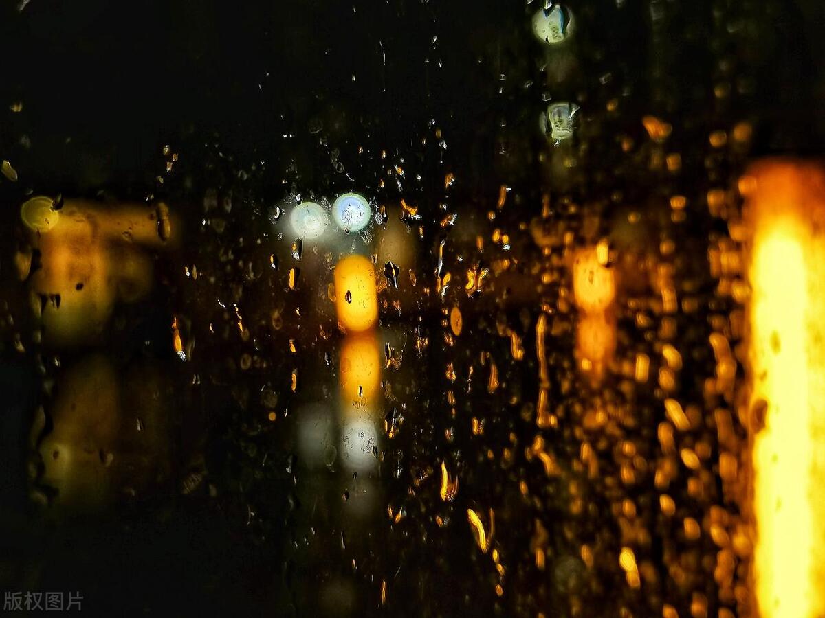 下雨天的句子适合发朋友圈40句，句句触心