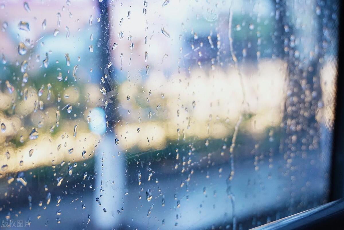 下雨天的句子适合发朋友圈40句，句句触心