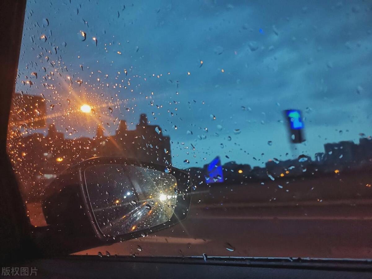 发个下雨天心情短语20句，体会雨天该有的浪漫