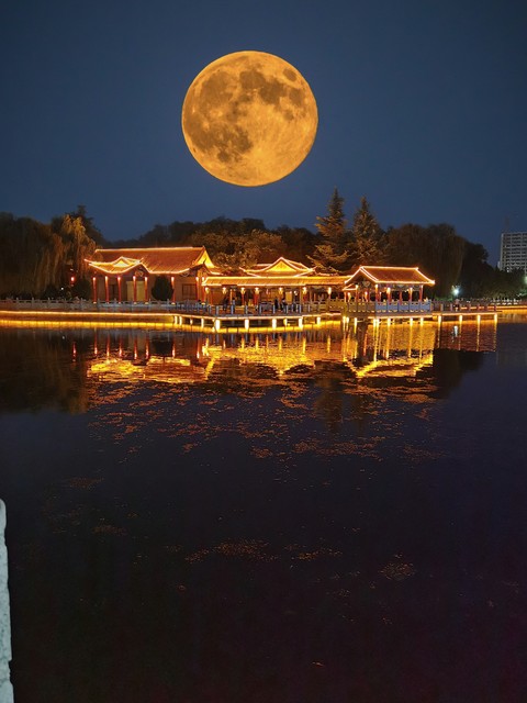 看见月亮的心情句子20句，点亮你的夜晚幻想!