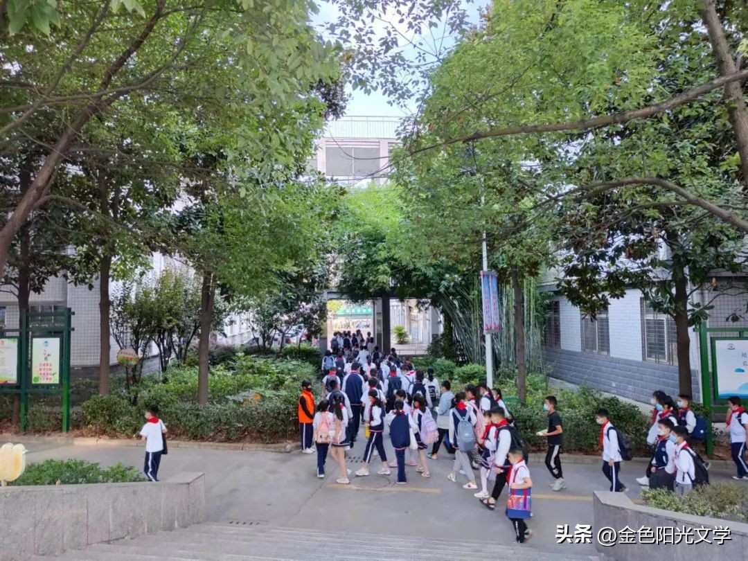 上学路上作文400字（小学四年级习作）