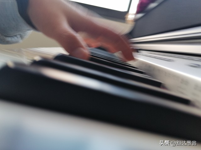 目光作文600字初中习作（那束别样的目光）