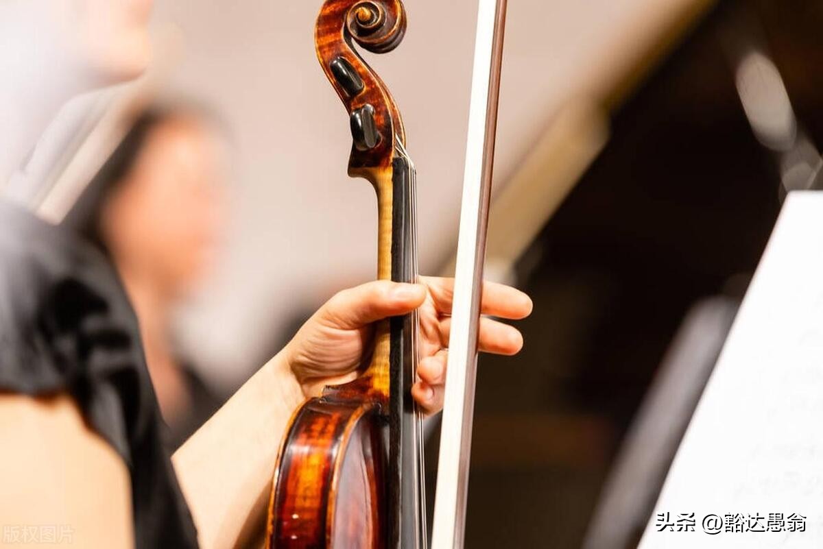 目光作文600字初中习作（那束别样的目光）