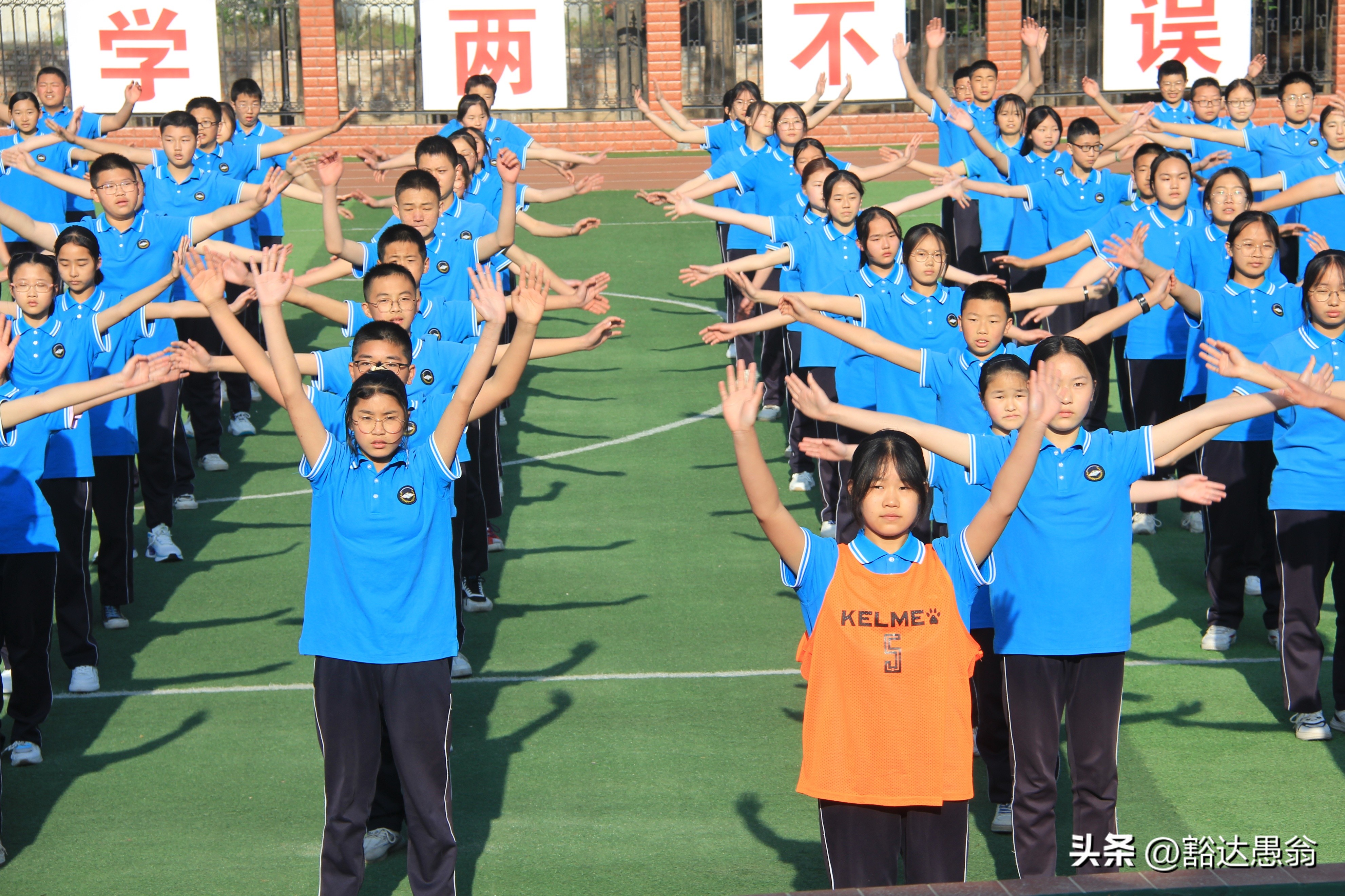 目光作文600字初中习作（那束别样的目光）