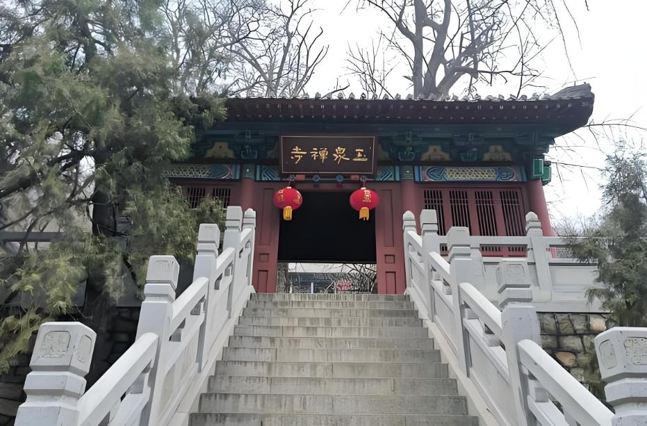 泰山的诗句5首，雨润青峦 石映晴光