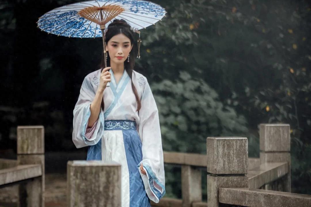 古代经典爱情诗30首，读一次感动一次