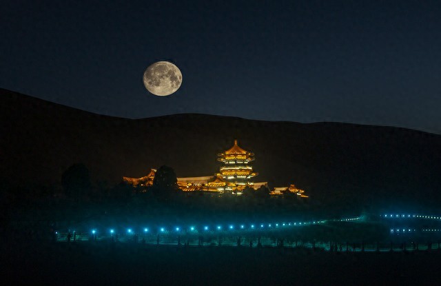 夜深人静看月亮的句子20，点亮你的夜晚幻想!