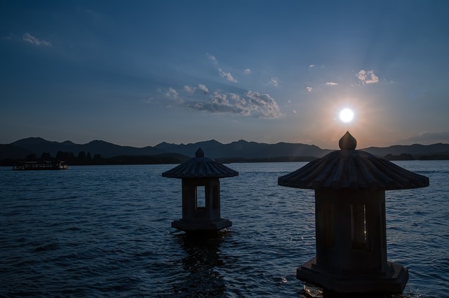 赞美西湖的简短句子15句，带你领略人间仙境!