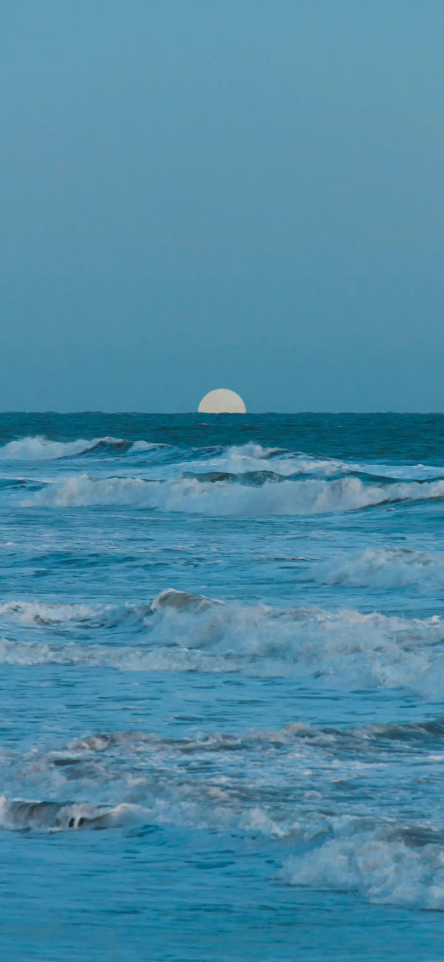 描写月亮的诗句10句，共赏经典里的月色