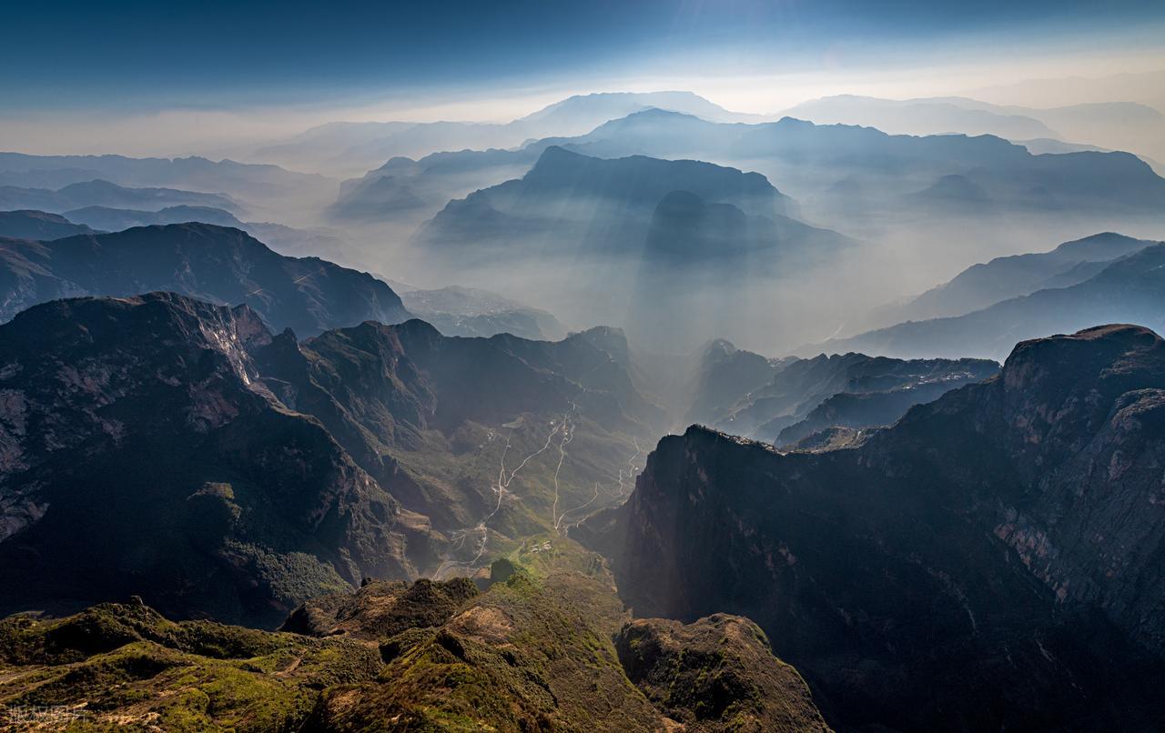写山的诗句10句，青山如黛，群峰似剑
