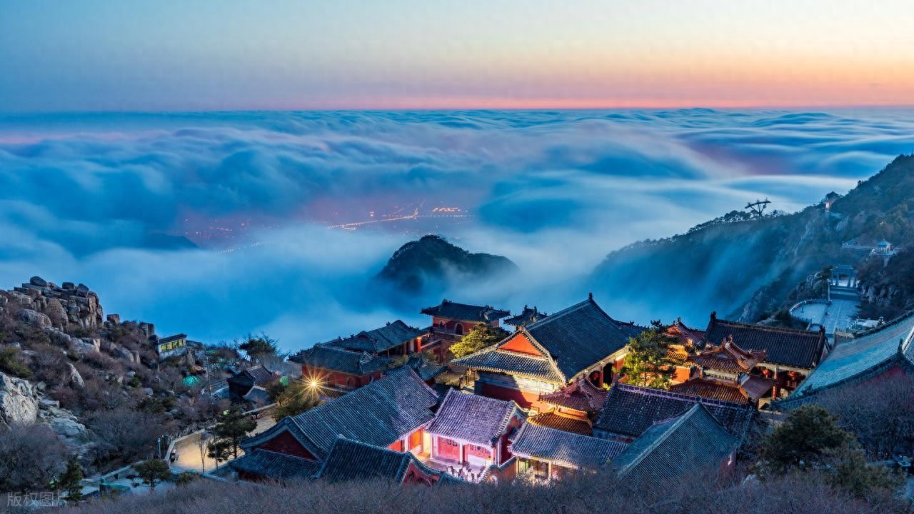 写山的诗句10句，青山如黛，群峰似剑