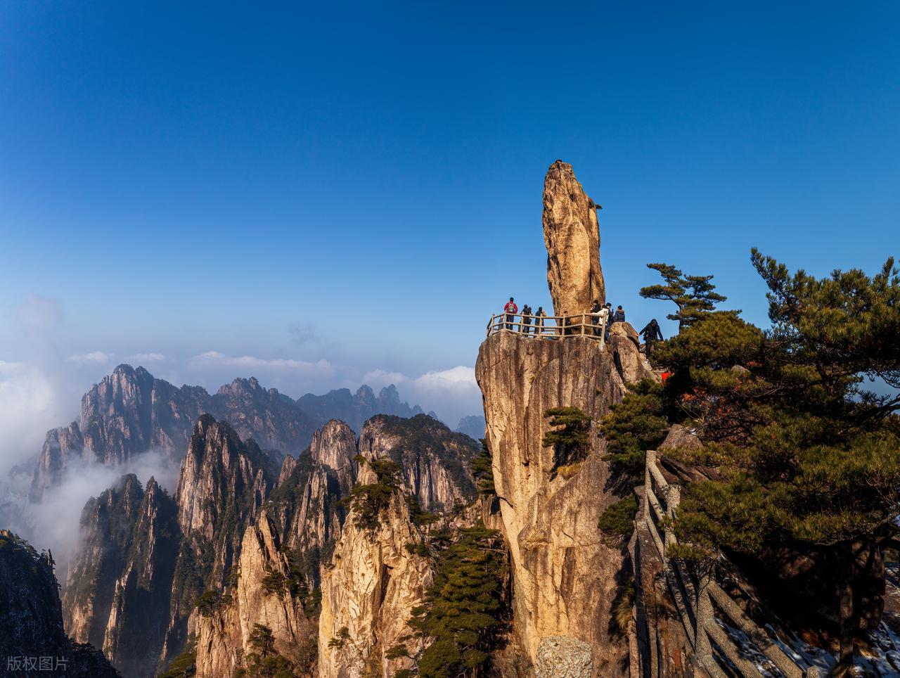 写山的诗句10句，青山如黛，群峰似剑
