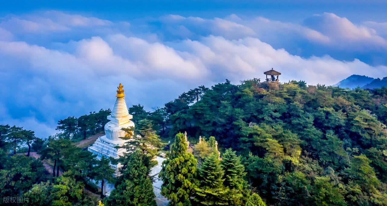 写山的诗句10句，青山如黛，群峰似剑