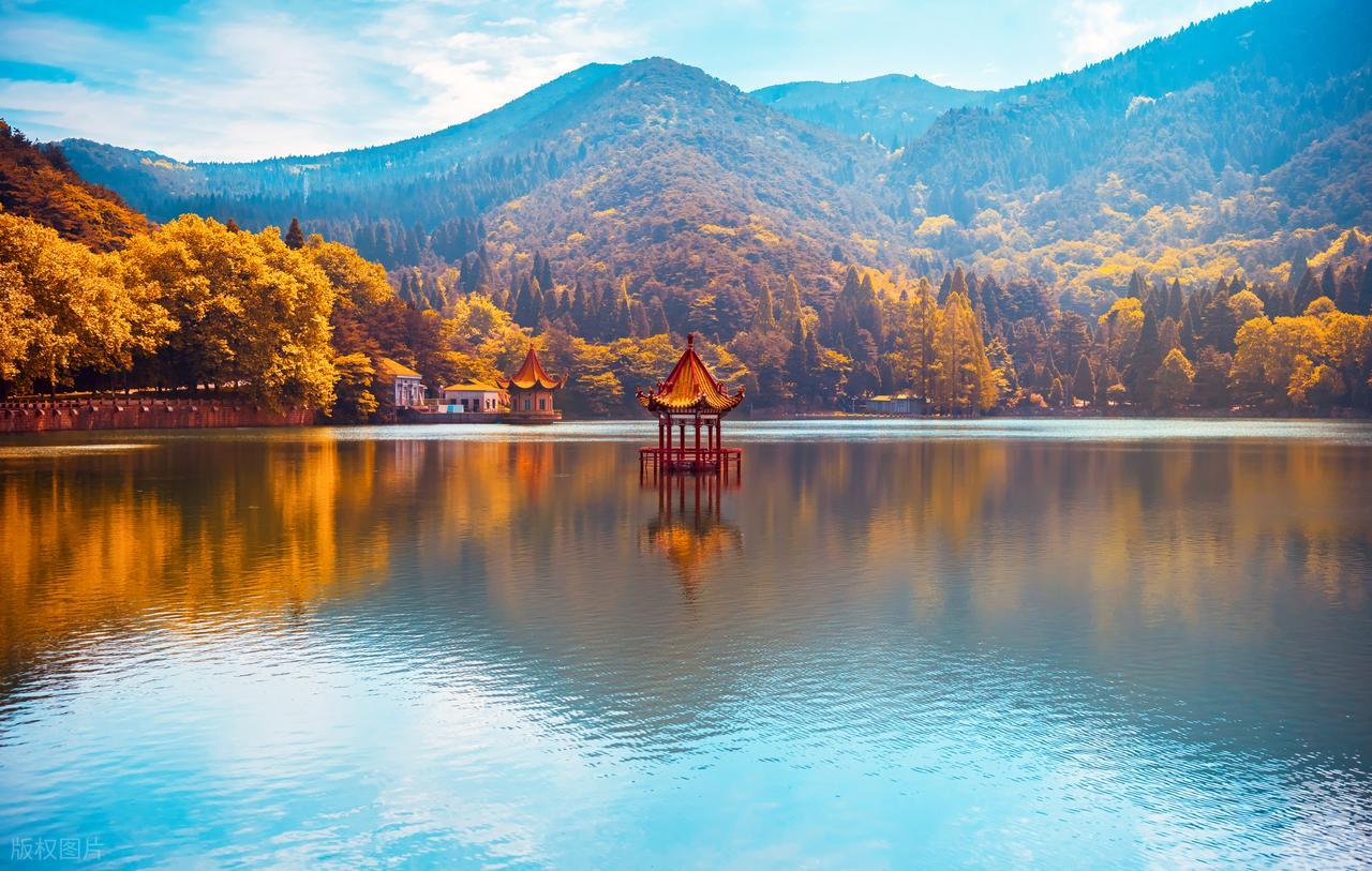 写山的诗句10句，青山如黛，群峰似剑