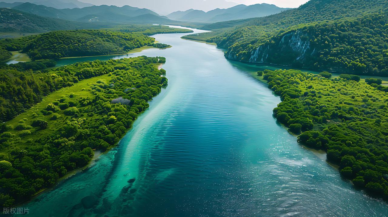写山的诗句10句，青山如黛，群峰似剑