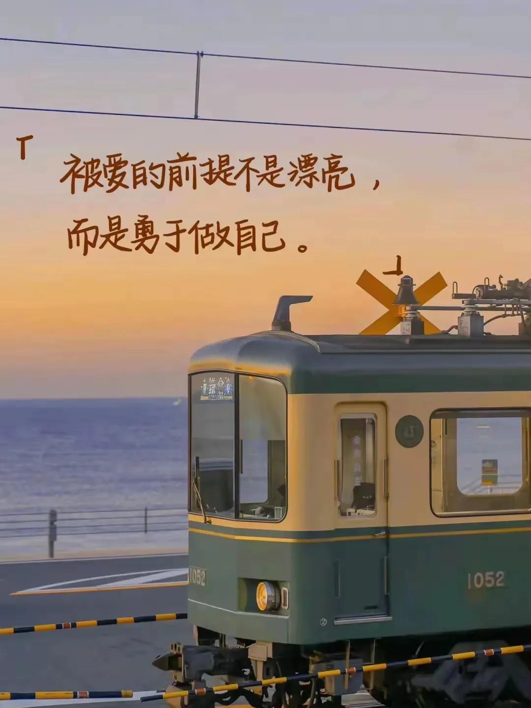 关于月亮的高级文案15句，月光灼灼，正若我心