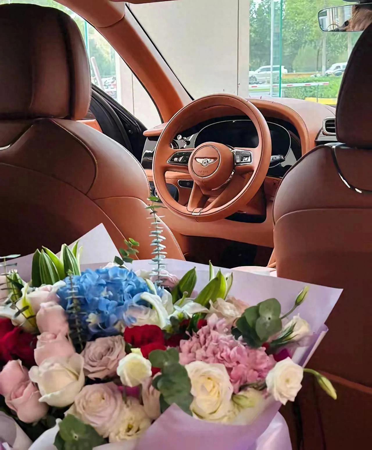 描写花儿的佳句12句，花开成锦，花落成诗