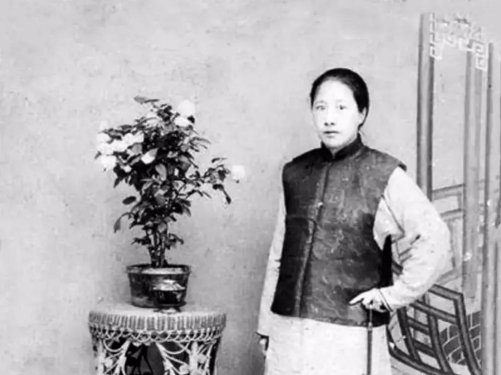 秋瑾诗词10首，欣赏巾帼英雄的豪情壮志