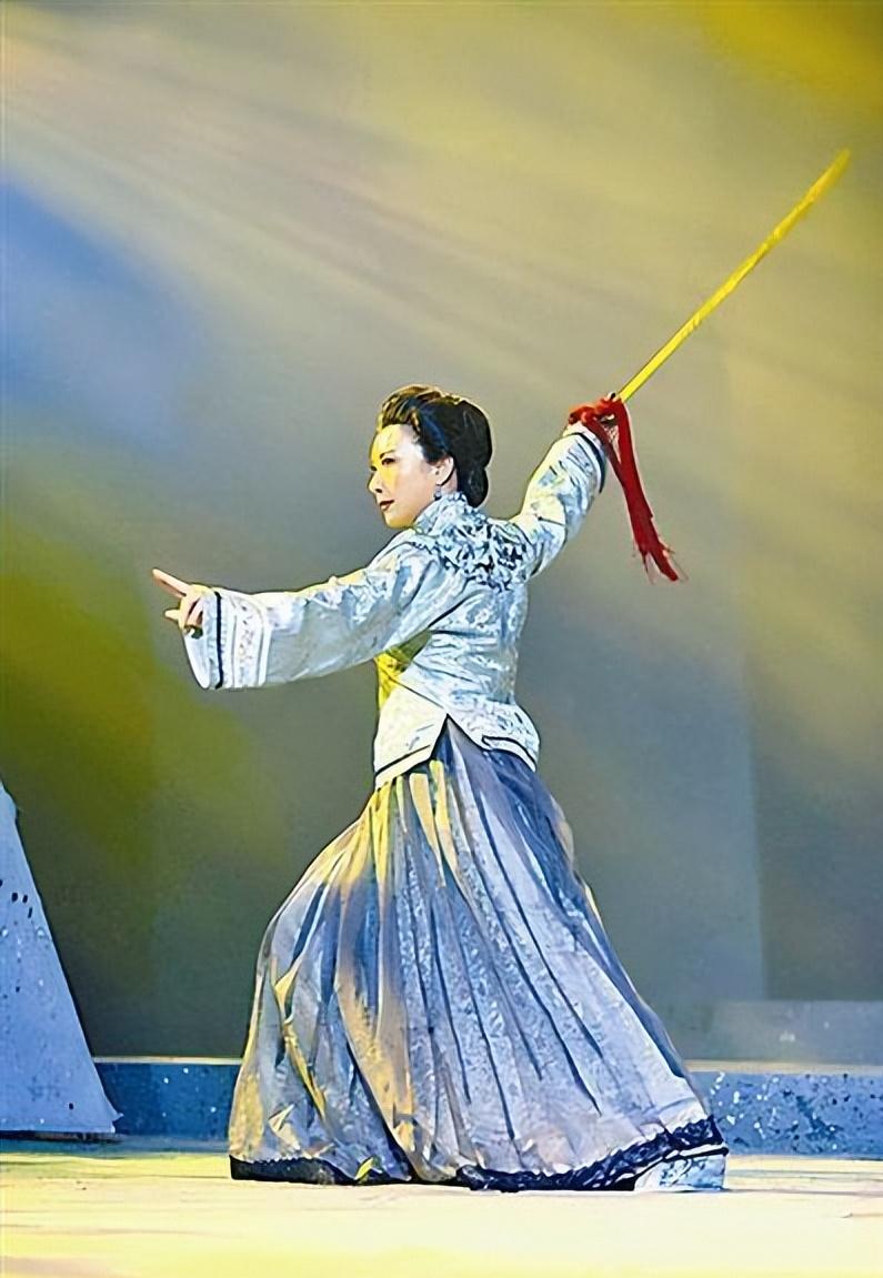 秋瑾诗词10首，欣赏巾帼英雄的豪情壮志