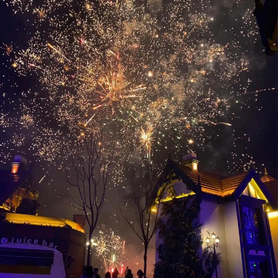 放烟花的朋友圈句子20句，烟花散尽，我还在这里