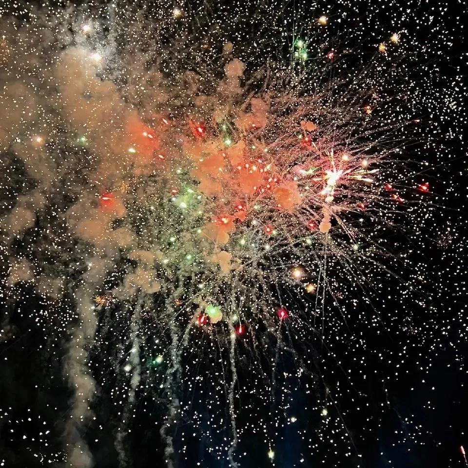 放烟花的朋友圈句子20句，烟花散尽，我还在这里