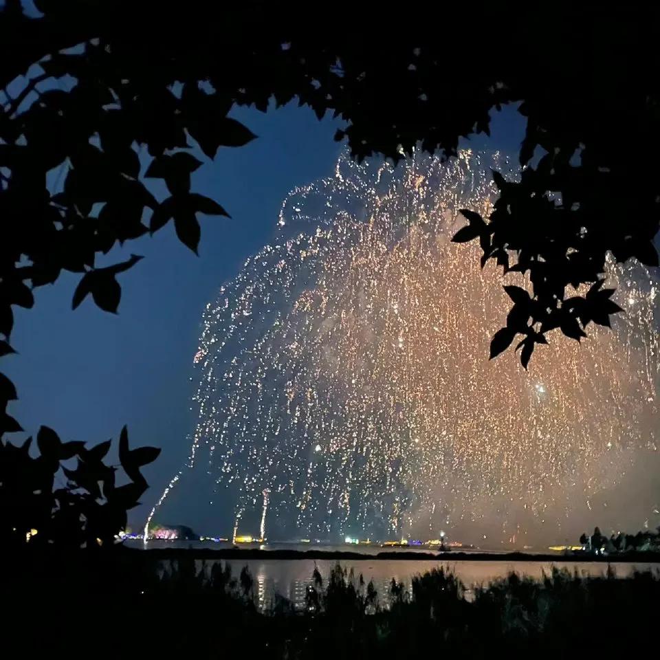 放烟花的朋友圈句子20句，烟花散尽，我还在这里